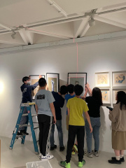 學生與老師佈置展品 圖一