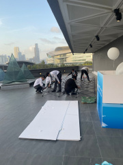 學生準備開幕場地佈置